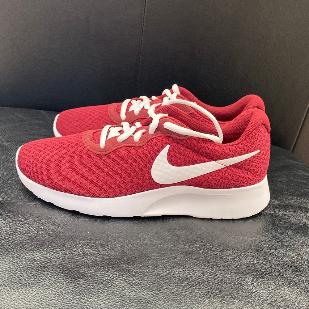 *NEW* NIKE WOMENS TANJUN SHOE. RED/WHITE SIZE 8